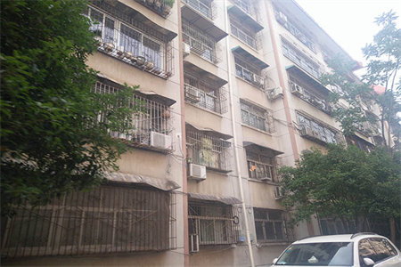 酿造厂小区【委托出售】3室2厅1卫131㎡带车库有附房